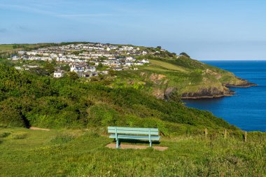 Fowey, Cornwall, İngiltere - 28 Mayıs 2022: Readymoney Cove yakınlarındaki Bench, Fowey nehrinin karşısından Polruan 'a doğru manzaralı