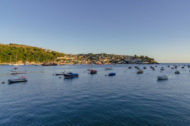 Fowey, Cornwall, İngiltere - 28 Mayıs 2022: Fowey Town Quay Landing 'den Polruan, Cornwall, İngiltere' ye doğru görüş