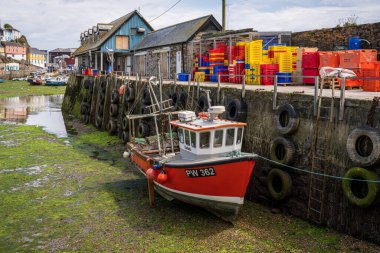 Mevagissey, Cornwall, İngiltere - 29 Mayıs 2022: Limandaki gemiler alçak gelgitte