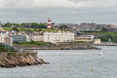 Plymouth, Devon, İngiltere, İngiltere - 25 Mayıs 2022: Firestone Körfezi ve liman girişi olan kıyı şeridi