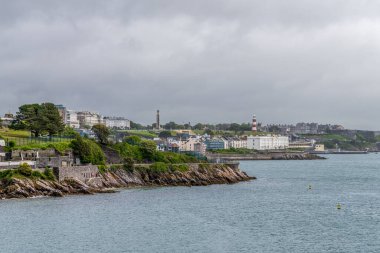 Plymouth, Devon, İngiltere, İngiltere - 25 Mayıs 2022: Firestone Körfezi ve liman girişi olan kıyı şeridi