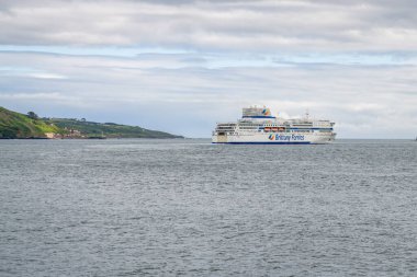 Plymouth, Devon, İngiltere - 25 Mayıs 2022: Brittany Ferries Pont-Aven Plymouth Limanı 'ndan ayrılıyor
