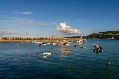 St Ives, Cornwall, İngiltere - 30 Mayıs 2022 St Ives limanındaki teknelerin görüntüsü