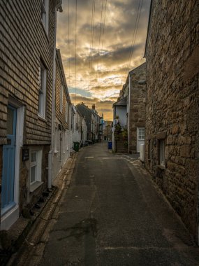 St. Ives, Cornwall, İngiltere - 30 Mayıs 2022: Küçük ev ve sokakların manzarası