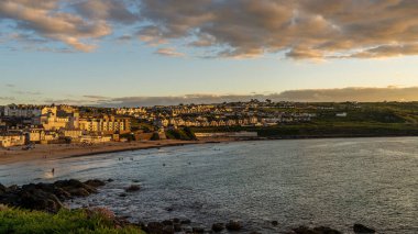 St. Ives, Cornwall, İngiltere - 30 Mayıs 2022: Porthmeor Beach Bulutları
