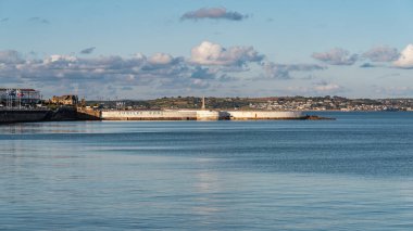 Penzance, Cornwall, İngiltere - 31 Mayıs 2022: Gezinti güvertesinden Jubilee Havuzu 'na