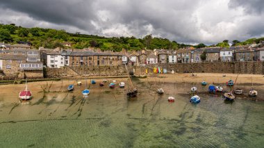 Mousehole, Cornwall, İngiltere - 01 Haziran 2022: Limandaki gelgit