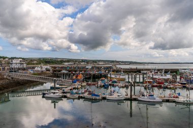 Newlyn, Cornwall, İngiltere - 01 Haziran 2022 Limandaki teknelerin görüntüsü