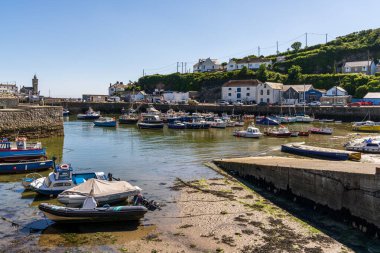 Porthleven, Cornwall, İngiltere - Haziran 02, 2022: Açık bir günde limanda gemiler