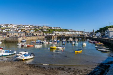 Porthleven, Cornwall, İngiltere - Haziran 02, 2022: Açık bir günde limanda gemiler