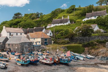 Cadgwith, Cornwall, İngiltere - Haziran 03, 2022: Limanda balıkçı tekneleri