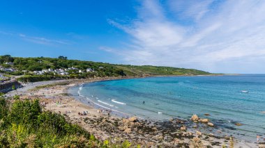 Coverack, Cornwall, İngiltere - 3 Haziran 2022 Coverack Cove 'daki sahil ve sahil manzarası