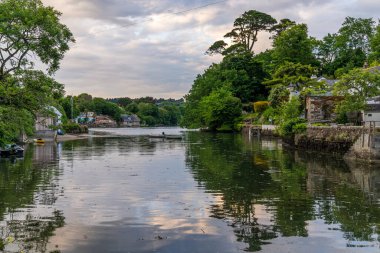 Helford, Cornwall, İngiltere - 3 Haziran 2022 Helford Nehri kıyıları