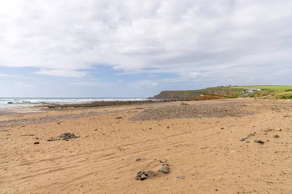 Widemouth Beach, İngiltere 'deki Cornwall sahili.