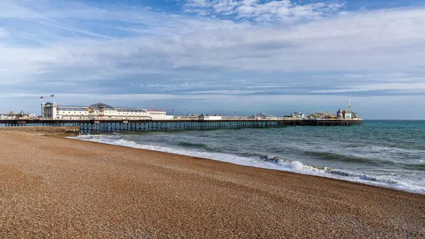 Brighton, Doğu Sussex, İngiltere - 10 Mayıs 2022 Plaj ve Saray İskelesi
