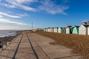 Felixstowe, Suffolk, İngiltere - 22 Kasım 2022: Gezinti güvertesindeki sahil kulübelerinin görüntüsü