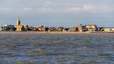 Felixstowe, Suffolk, İngiltere - 22 Kasım 2022: Sahilden Harwich 'teki Yachting plajına