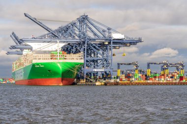 Felixstowe, Suffolk, İngiltere - 22 Kasım 2022: Felixstowe Limanı 'ndaki bir konteyner gemisinin görüntüsü