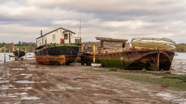 Pin Mill, Suffolk, İngiltere - 22 Kasım 2022: Düşük gelgitte limandaki tekneler