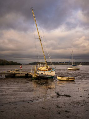 Pin Mill, Suffolk, İngiltere - 22 Kasım 2022: Düşük gelgitte limandaki tekneler