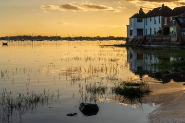 Bosham, Batı Sussex, İngiltere - 02 Ekim 2022: Altın saat boyunca evler