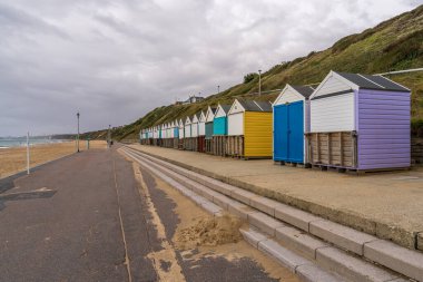 Southbourne, Dorset, İngiltere - 27 Eylül 2022: Plaj Kulübeleri