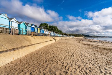 Mudeford, Dorset, İngiltere - 29 Eylül 2022: Sahil ve Avon Sahili Kulübeleri