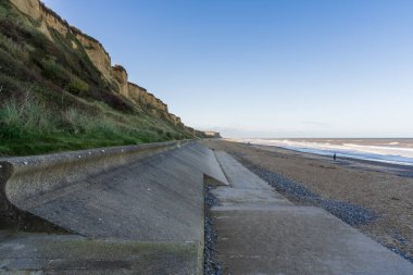 Cromer, Norfolk, İngiltere, İngiltere - 19 Kasım 2022: İnsanlar sahilde yürüyor