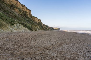 Cromer, Norfolk, İngiltere, İngiltere - 19 Kasım 2022: İnsanlar sahilde yürüyor