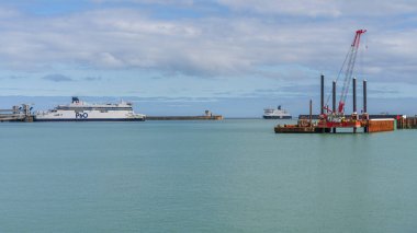 Dover, Kent, İngiltere, İngiltere - 19 Mart 2023: Limanda bekleyen bir feribot ve başka bir feribot görüntüsü