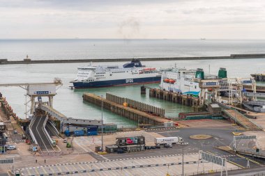 Dover, Kent, İngiltere, İngiltere - 19 Mart 2023: Gelen bir feribotla Dover Limanı manzarası