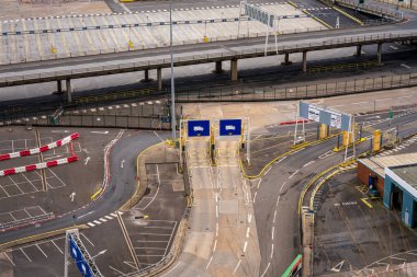 Dover, Kent, İngiltere, İngiltere - 19 Mart 2023: Dover Limanı 'ndaki karmaşık rotaların görüntüsü
