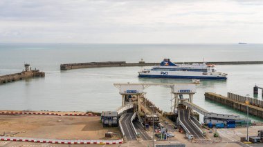 Dover, Kent, İngiltere, İngiltere - 19 Mart 2023: Dover Limanı 'na gelen bir feribot görüntüsü