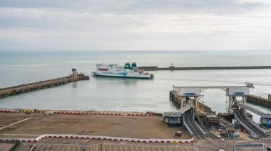 Dover, Kent, İngiltere, İngiltere - 19 Mart 2023: Dover Limanı 'ndan kalkan bir feribot görüntüsü