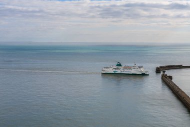 Dover, Kent, İngiltere, İngiltere - 19 Mart 2023: Dover Limanı 'na gelen bir feribot görüntüsü