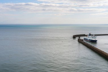 Dover, Kent, İngiltere, İngiltere - 19 Mart 2023: Dover Limanı 'na gelen bir feribot görüntüsü