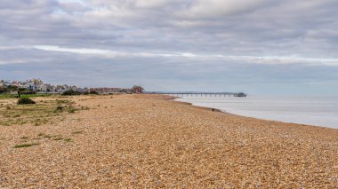 Arka planda rıhtım ve Walmer, Kent, İngiltere, İngiltere 'de plaj anlaşması.