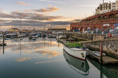 Ramsgate, Kent, İngiltere, İngiltere - 19 Mart 2023 Akşamları yat limanında gemiler