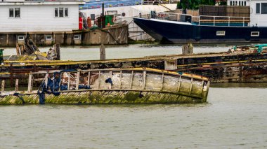Hoo Marina Parkı, Kent, İngiltere - 21 Mart 2023 Medway Nehri kıyısında gemi enkazı