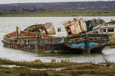Hoo Marina Parkı, Kent, İngiltere - 21 Mart 2023 Medway Nehri kıyısında gemi enkazı