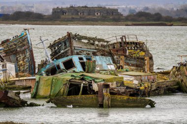 Hoo Marina Parkı, Kent, İngiltere - 21 Mart 2023 Medway Nehri kıyısında gemi enkazı