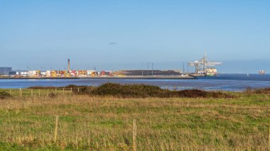 Mucking yakınlarında, Thurrock, İngiltere - 21 Mart 2023 Thames Haven 'da bir konteyner gemisinin görüntüsü