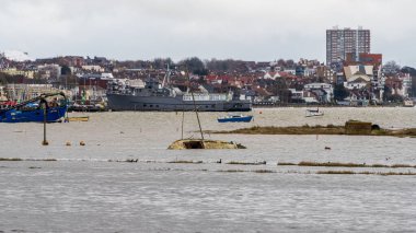 Leigh-on-Sea, Essex, İngiltere - 22 Mart 2023: Hadleigh Ray sahilinde bir gemi enkazı