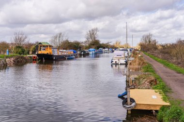 Heybridge Havzası, Essex, İngiltere, İngiltere - 24 Mart 2023: Nehir kıyısında tekneler