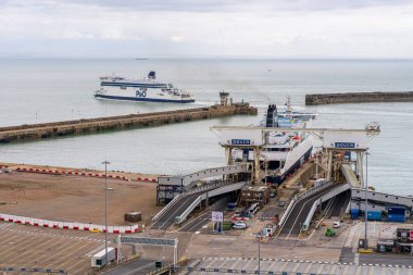 Dover, Kent, İngiltere, İngiltere - 19 Mart 2023: Dover Limanı 'ndan kalkan bir feribot görüntüsü