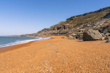 İngiltere, Wight Adası 'ndaki Chale Körfezi yakınlarındaki Kanal Sahili' nde akşam.