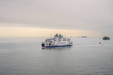 Portsmouth, Hampshire, İngiltere - 16 Nisan 2023: Wight Adası 'ndan Portsmouth' a giden feribot
