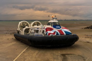 Ryde, Wight Adası, İngiltere - 20 Nisan 2023 Bulutlu bir günde gelen hovercraft