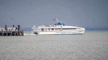 Ryde, Wight Adası, İngiltere - 21 Nisan 2023 Portsmouth 'a giden bir feribot, rıhtımdan ayrılıyor.