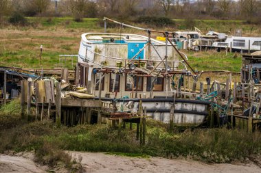 Benfleet, Essex, İngiltere, İngiltere - 22 Mart 2023: East Haven Creek kıyısında bir gemi enkazı ve yüzen ev